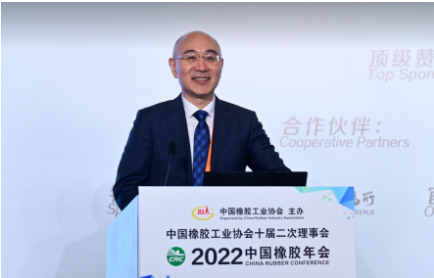 陳克正代表青島科技大學(xué)對本次會議的召開表示祝賀。他介紹稱，青島科技大學(xué)72年的發(fā)展歷史，是一部圍繞橡膠、研究橡膠、發(fā)展橡膠，與中國橡膠工業(yè)相互成就的歷史。學(xué)校形成了厚植橡膠基礎(chǔ)、突出橡膠核心、集聚橡膠媒介的三大辦學(xué)特色。