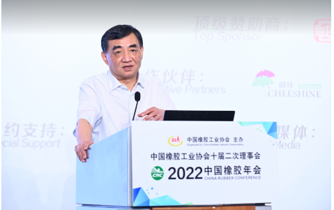 中國橡膠工業(yè)協(xié)會高級副會長、中策橡膠集團股份有限公司董事長沈金榮，深度分析了2022年中國橡膠行業(yè)形勢，并就行業(yè)面臨的難點、熱點問題向與會者分享自己的觀點。