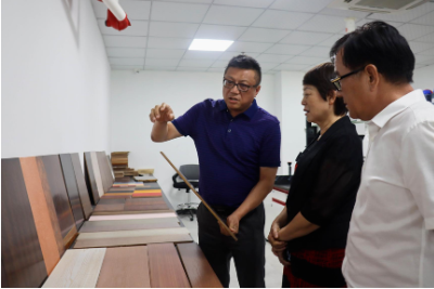 孫蓮英會(huì)長一行還參觀了水性工業(yè)漆的研發(fā)和應(yīng)用測試等實(shí)驗(yàn)室，在展示區(qū)，了解軌道交通涂料色漿、工程機(jī)械涂料色漿、集裝箱涂料色漿等水性工業(yè)涂料色漿的應(yīng)用場景。