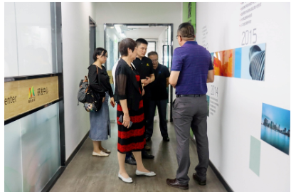 在參觀結(jié)束后，孫蓮英會(huì)長對(duì)納美新材在研發(fā)團(tuán)隊(duì)、研發(fā)設(shè)備、以及新項(xiàng)目研發(fā)的持續(xù)投入表示贊賞，對(duì)公司在逆勢堅(jiān)持創(chuàng)新發(fā)展表示了充分的肯定。