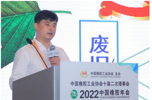 南京綠金人橡塑高科有限公司總經(jīng)理史金煒作了《廢輪胎綠色資源化再利用技術(shù)研發(fā)及其產(chǎn)業(yè)化》的報(bào)告。