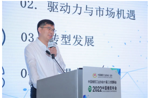 作為一家以傳統(tǒng)智能裝備制造起家的上市公司，萬(wàn)向新元科技股份有限公司積極響應(yīng)并踐行綠色制造理念，融合5G工業(yè)互聯(lián)網(wǎng)解決方案，已打造廢舊輪胎循環(huán)利用解決方案、光伏硅材料提純等行業(yè)循環(huán)經(jīng)濟(jì)應(yīng)用的成功案例。新元科技副總經(jīng)理張輝帶來(lái)了《實(shí)現(xiàn)綠色低碳發(fā)展，踐行企業(yè)責(zé)任擔(dān)當(dāng)》的報(bào)告。