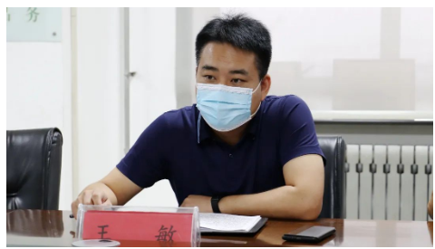 　王敏董事長(zhǎng)指出，當(dāng)前疫情防控形勢(shì)異常嚴(yán)峻，各部門要立即激活戰(zhàn)時(shí)應(yīng)急響應(yīng)機(jī)制，嚴(yán)格按照疫情防控工作要求，進(jìn)一步壓實(shí)工作責(zé)任，高標(biāo)準(zhǔn)做好疫情防控各項(xiàng)工作。