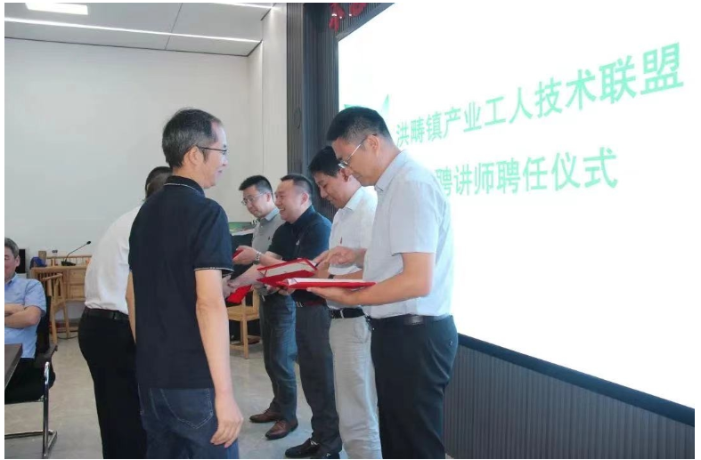 近年來，天臺縣加大傳統(tǒng)橡塑產(chǎn)業(yè)綠色改造力度，鼓勵(lì)洪三橡塑工業(yè)功能區(qū)橡塑制品生產(chǎn)企業(yè)引入綠色循環(huán)技術(shù)，推動重點(diǎn)環(huán)保項(xiàng)目建設(shè)，構(gòu)建綠色制造體系。