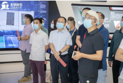 在工作人員的帶領(lǐng)和講解下，與會(huì)嘉賓參觀天鐵股份體驗(yàn)中心、智能制造示范車間以及試驗(yàn)平臺(tái)之后，對(duì)打造智能制造車間，探索以互聯(lián)網(wǎng)工廠升級(jí)傳統(tǒng)制造有了更全面的認(rèn)識(shí)