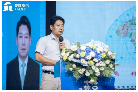 青島科技大學橡塑材料與工程重點實驗室副主任劉偉博士，作了《橡塑材料改性技術及應用》的報告;