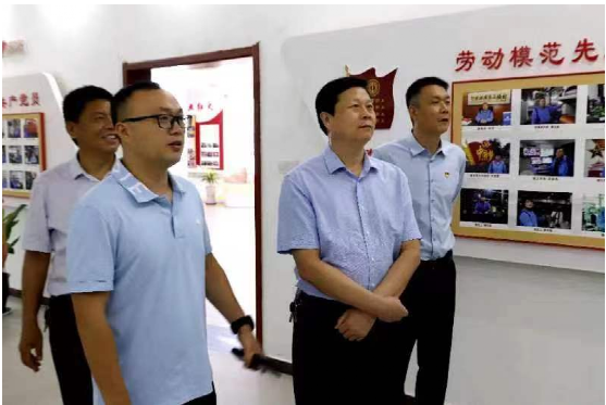 　市、縣兩級(jí)人民法院領(lǐng)導(dǎo)在李洋董事長(zhǎng)的陪同下，先后來(lái)到公司五心黨建展廳、產(chǎn)品展示廳，并同公司有關(guān)人員進(jìn)行深入座談。