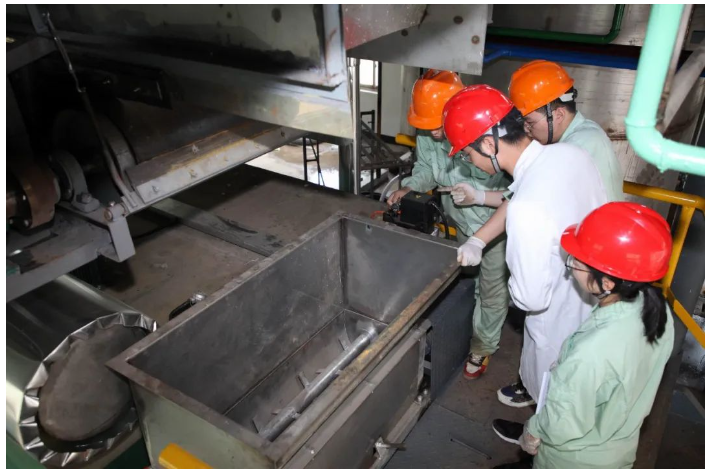 華源顏料中試車間升級改造項目于今年4月份開始實施，歷時5個月完成改造。原有中試車間月處理能力只有1噸左右，隨著產(chǎn)品應用領(lǐng)域拓展與客戶對產(chǎn)品穩(wěn)定性的要求不斷提高，新產(chǎn)品研發(fā)的持續(xù)推進，中試車間改造正當其時。改造后的中試車間月處理能力可達20噸，可滿足多種產(chǎn)品多種性能的測試。