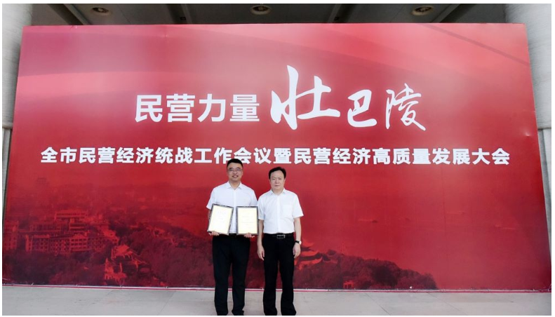 這場岳陽民營經濟界的“奧斯卡盛典”評選依據包括企業(yè)創(chuàng)新能力強、管理水平高、企業(yè)信用好、社會貢獻大，以及民營企業(yè)家勤奮創(chuàng)業(yè)、誠信守法、真誠奉獻等。