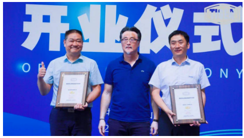 老虎新材料在中國市場，完成了在江蘇太倉、廣東清遠(yuǎn)、成都眉山的基地布局，而且駱飆不只是大中華區(qū)的CEO，還兼著這三個(gè)生產(chǎn)基地的總經(jīng)理。