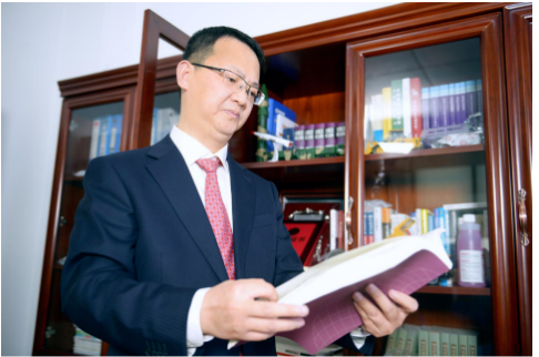 　作為全國(guó)優(yōu)秀企業(yè)家，黃舸舸是貴州省第十三次黨代會(huì)代表、工程技術(shù)研究員，曾獲“2021年度中國(guó)西部企業(yè)數(shù)字化轉(zhuǎn)型領(lǐng)軍人物”、“2019-2020年度貴州省優(yōu)秀企業(yè)家榮譽(yù)稱號(hào)”、“2010年全國(guó)勞?！薄ⅰ?2009年中國(guó)橡膠工業(yè)科學(xué)技術(shù)進(jìn)步有功專家”等榮譽(yù)。