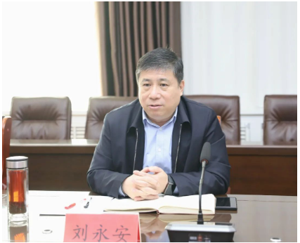 　同時(shí)，八億橡膠董事長(zhǎng)也由許守亮變更為紀(jì)玉華，據(jù)悉，紀(jì)玉華之前為八億橡膠副總經(jīng)理，宋二華也同樣曾擔(dān)任豐源輪胎公司副總經(jīng)理。