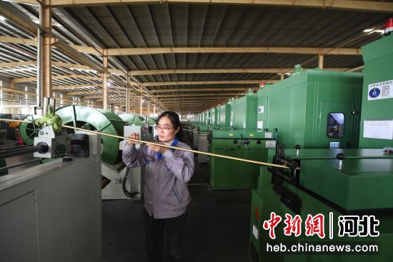 景縣一橡膠有限公司車(chē)間工人正在對(duì)金屬軟管進(jìn)行檢測(cè)。 高雷 攝