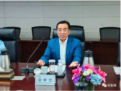國家橡膠與輪胎工程技術(shù)研究中心主任、賽輪集團(tuán)黨委書記、董事長(zhǎng)袁仲雪熱情接待了張飚一行。