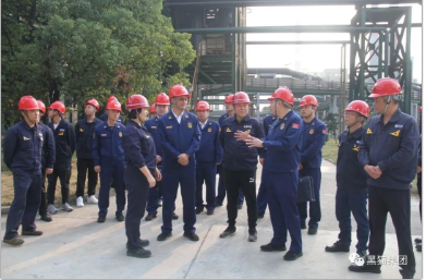 座談會(huì)上，王耀董事長首先代表黑貓集團(tuán)對(duì)馬劍明副總隊(duì)長一行的到來表示歡迎，詳細(xì)介紹了集團(tuán)安全生產(chǎn)、消防隊(duì)伍人員配備、消防設(shè)施配置等情況。并共同觀看了集團(tuán)宣傳片。