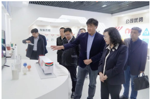 在科華賽邦展廳，華凌電纜工作人員為調(diào)研團一行介紹了華凌電纜與白俄羅斯國家科學院合作研發(fā)的高性能改性尼龍、改性高分子材料、碳纖維復合材料等產(chǎn)品，廣泛應用于軌道交通、汽車制造、民用等領域。科華賽邦(山東)產(chǎn)業(yè)發(fā)展有限公司總經(jīng)理謝永光著重為調(diào)研團一行介紹了科華賽邦為2022年冬奧會雪蠟車研發(fā)的零下55度超低溫抗沖擊尼龍復合材料。