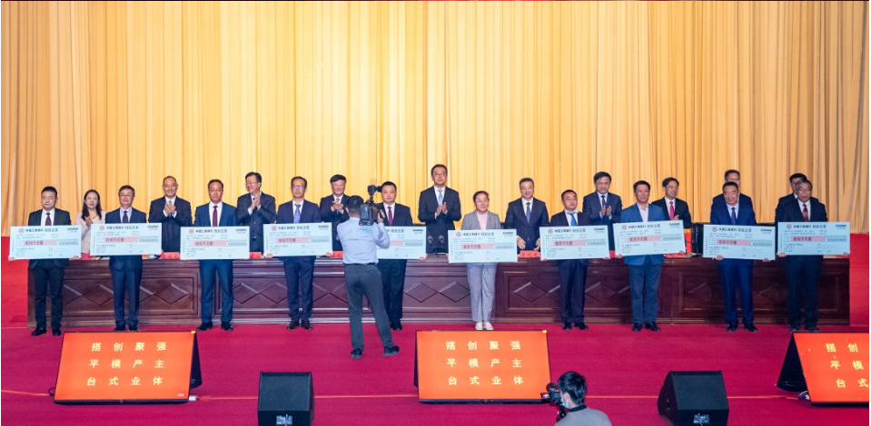 2022年上合新區(qū)企業(yè)家大會在膠州市會議中心舉行，180家重點(diǎn)企業(yè)負(fù)責(zé)人參會。在本次大會上，青島軟控機(jī)電工程有限公司總經(jīng)理武守濤獲評“2022年度上合新區(qū)優(yōu)秀企業(yè)家”，軟控機(jī)電榮獲“2022年度‘倍增計(jì)劃’先進(jìn)企業(yè)”。