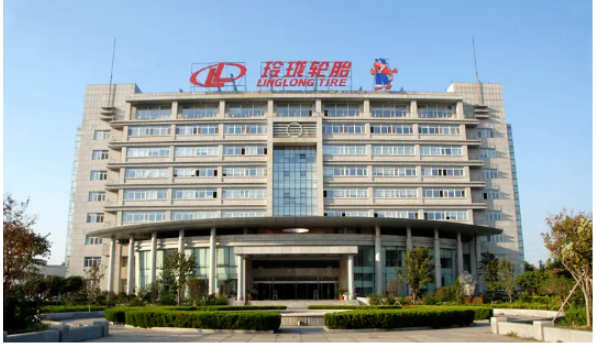 玲瓏輪胎表示，公司2022年前三季度凈利潤下滑主要受公司總體原材料采購成本上漲及業(yè)務(wù)結(jié)構(gòu)變化影響，國內(nèi)配套尤其半鋼配套銷量大幅提升拉低公司整體業(yè)績。玲瓏輪胎表示，公司2022年前三季度凈利潤下滑主要受公司總體原材料采購成本上漲及業(yè)務(wù)結(jié)構(gòu)變化影響，國內(nèi)配套尤其半鋼配套銷量大幅提升拉低公司整體業(yè)績。