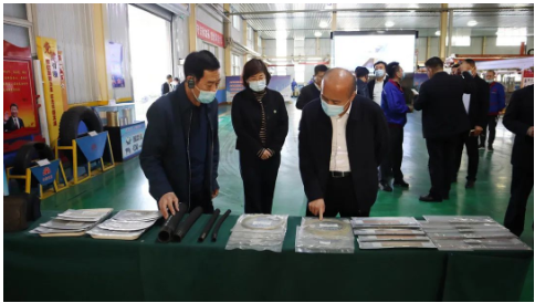 　張建偉一行參觀了公司鋼簾線數(shù)字化車間及智能化檢配中心，現(xiàn)場(chǎng)聽取了關(guān)于智能化改造等相關(guān)情況的匯報(bào)，并詳細(xì)詢問(wèn)企業(yè)所遇到的困難和清潔能源開發(fā)利用情況。
