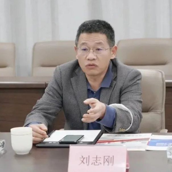 劉志剛介紹了中交集團的發(fā)展歷程、重大貢獻、重大區(qū)域、重大市場，表示今天的到訪感受到了華凌的力量以及華凌的經(jīng)營理念，期待與華凌展開深入的合作，一起助力章丘高質(zhì)量發(fā)展。