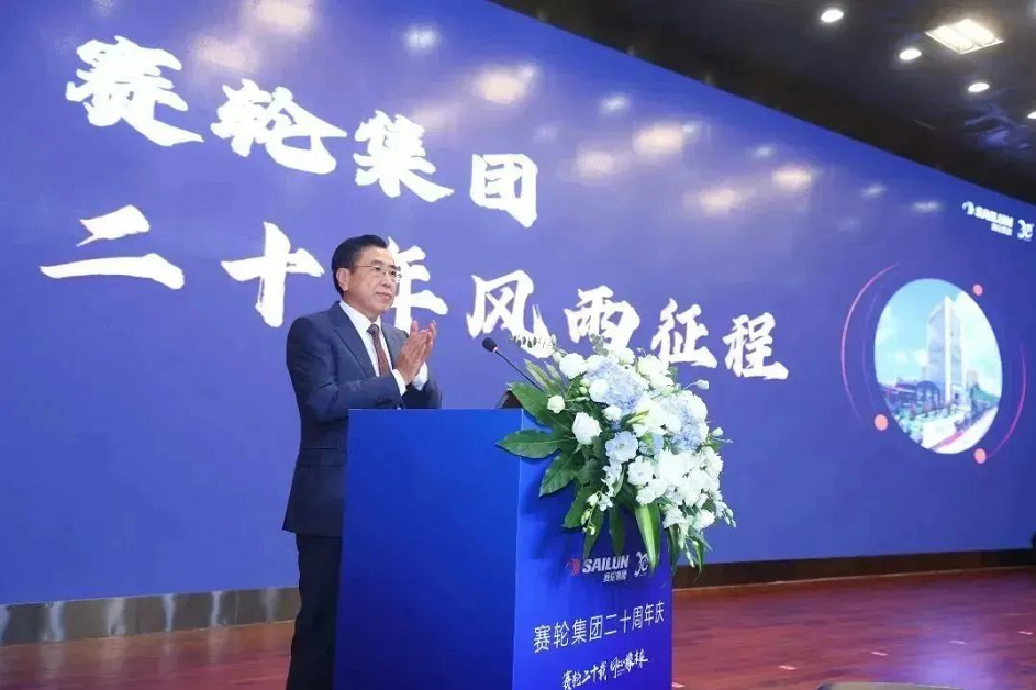 　袁仲雪同時(shí)，袁仲雪講述了每一個關(guān)鍵詞背后沉甸甸的故事。他強(qiáng)調(diào)，企業(yè)發(fā)展必須要緊跟時(shí)代步伐，融入國家戰(zhàn)略大局。未來，賽輪將加快實(shí)施創(chuàng)新驅(qū)動發(fā)展戰(zhàn)略，加強(qiáng)關(guān)鍵技術(shù)自主研發(fā)能力，加快實(shí)現(xiàn)高水平科技自立自強(qiáng)。