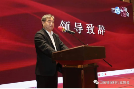 山東省生態(tài)環(huán)境廳張金智巡視員首先為大會致辭，他對大會的召開表示祝賀，山東省涂料行業(yè)協(xié)會召開以“聚膠發(fā)展·共涂未來”為主題，積極探討源頭替代、深度治理的技術(shù)路線的這樣一次會議，可謂恰逢其時。