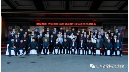 　2022年，是實施“十四五”規(guī)劃的關(guān)鍵之年，也是黨的二十大召開之年，在這樣不平凡的一年里，我們在奮斗中攜手走過。2023年，協(xié)會將繼續(xù)堅定地與會員企業(yè)在一起，融合涂料、膠黏劑上下游資源，鞏固傳統(tǒng)優(yōu)勢項目同時補強短板，堅持創(chuàng)新工作方式，堅持各項工作“走在前、開新局”，走綠色發(fā)展道路，為實現(xiàn)“十四五”目標繼續(xù)努力地奮進，“聚膠發(fā)展，共涂未來”。