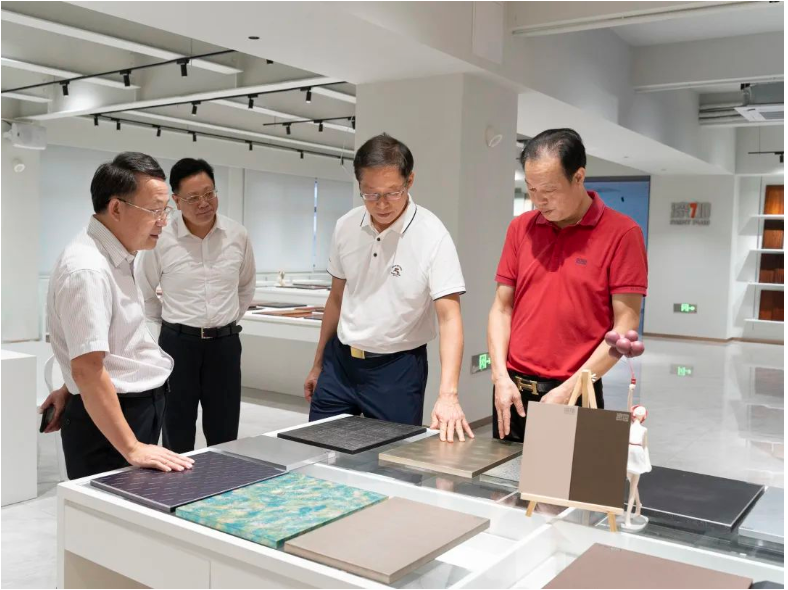 李劍文董事長(zhǎng)對(duì)市政協(xié)莊樹俊主席一行蒞臨漆加集團(tuán)表示熱烈的歡迎，親自帶領(lǐng)來賓們參觀漆加創(chuàng)新中心，并為大家詳細(xì)介紹了漆加化工集團(tuán)的發(fā)展歷程，涂料新技術(shù)及服務(wù)解決方案，闡述了漆加集團(tuán)“打造家居產(chǎn)業(yè)應(yīng)用創(chuàng)新服務(wù)平臺(tái)”，賦能家居產(chǎn)業(yè)高質(zhì)量發(fā)展的愿景。  