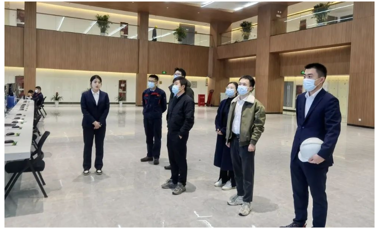 (上交所專家在中央控制室) (上交所專家在中央控制室)