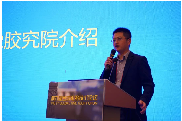 姚冰博士主要從理論模型、仿真分析和試驗(yàn)數(shù)據(jù)等不同方面，詳細(xì)介紹了材料、輪廓、結(jié)構(gòu)和花紋等不同因素對輪胎側(cè)偏剛度的影響，與會嘉賓與其進(jìn)行了熱烈的互動。