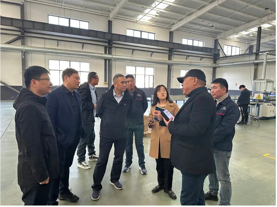在青島致捷運通新材料科技有限公司，調(diào)研組與企業(yè)共同探討了提升產(chǎn)量、拓展市場的思路，并鼓勵企業(yè)發(fā)揮既有產(chǎn)品優(yōu)勢，搶抓青島汽車產(chǎn)業(yè)發(fā)展風(fēng)口，進一步拓寬銷售渠道，加快產(chǎn)品研發(fā)創(chuàng)新。