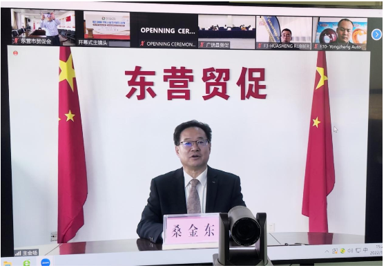 　當天，一場關(guān)于輪胎的“空中聯(lián)姻”在廣饒縣國際博覽中心舉行，此次推廣行動利用Zoom平臺、以視頻會議的形式舉行，青島雙星、金宇輪胎、永盛橡膠、方興橡膠、華盛橡膠等10余家企業(yè)進行了品牌推介，并與Brandlab Solutions等非洲的30余家采購商通過“屏對屏”進行了“一對一”精準對接洽談，圍繞產(chǎn)業(yè)現(xiàn)狀、市場需求等問題進行深度交流，在線參與人數(shù)達2100人次。