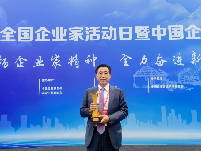 原隸屬化工部的青島科技大學(xué)，是我國第一家設(shè)立橡膠學(xué)科專業(yè)的高校，也是亞洲唯一的一所橡膠專業(yè)門類最全的高等院校，被譽為中國橡膠工業(yè)的“黃埔”，培養(yǎng)了中國橡膠領(lǐng)域一半以上的技術(shù)和管理人才，袁仲雪就是其中之一