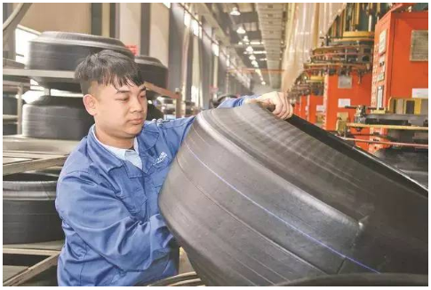 為進(jìn)一步適應(yīng)新能源汽車產(chǎn)業(yè)發(fā)展，萬力半鋼胎生產(chǎn)線升級改造項目已正式下線。