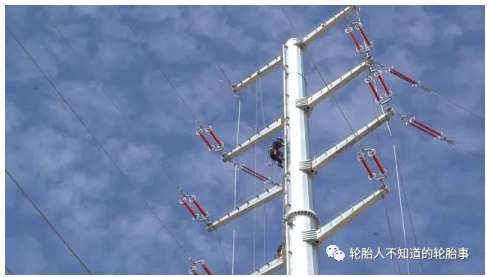 為確保生產(chǎn)車間全電智能化改造后電力穩(wěn)定，威海供電公司對35千伏庫珀線、國泰線等4條供電線路和110千伏崖頭變電進(jìn)行升級改造，全方位滿足項目用電需求。
