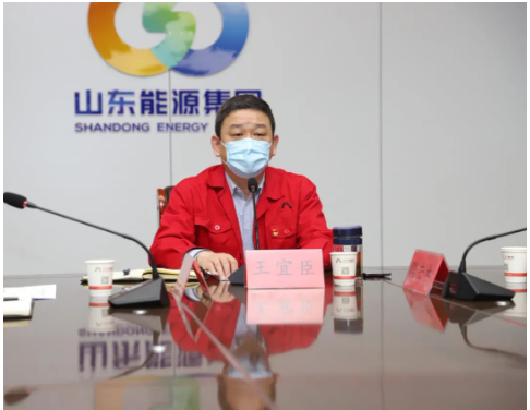 會(huì)議首先傳達(dá)了集團(tuán)公司兩次疫情防控會(huì)議精神和疫情防控明白紙，并就優(yōu)化和調(diào)整防控措施進(jìn)行了全面部署。