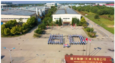 楊啟仁指出，2022年重資項(xiàng)目分別為投資了越南二廠二期、天津廠區(qū)新廠、云林廠密煉制程優(yōu)化、及沙灘車胎擴(kuò)產(chǎn)等。其中，越南二廠擴(kuò)建項(xiàng)目現(xiàn)狀是，營運(yùn)中的越南二廠一期(KV2-1)廠規(guī)劃總?cè)债a(chǎn)能2萬條的轎車胎(含輕卡車胎)，今年6月輪胎日產(chǎn)能達(dá)1.2萬條，希望明年6月輪胎日產(chǎn)能可提高至2萬條(年產(chǎn)730萬條)。