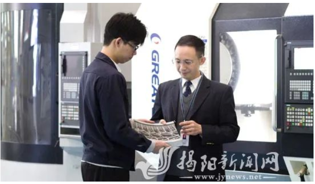 巨輪常務(wù)副總裁陳志勇:在輪胎模具上澆筑高精技術(shù)之“花” 巨輪常務(wù)副總裁陳志勇:在輪胎模具上澆筑高精技術(shù)之“花”