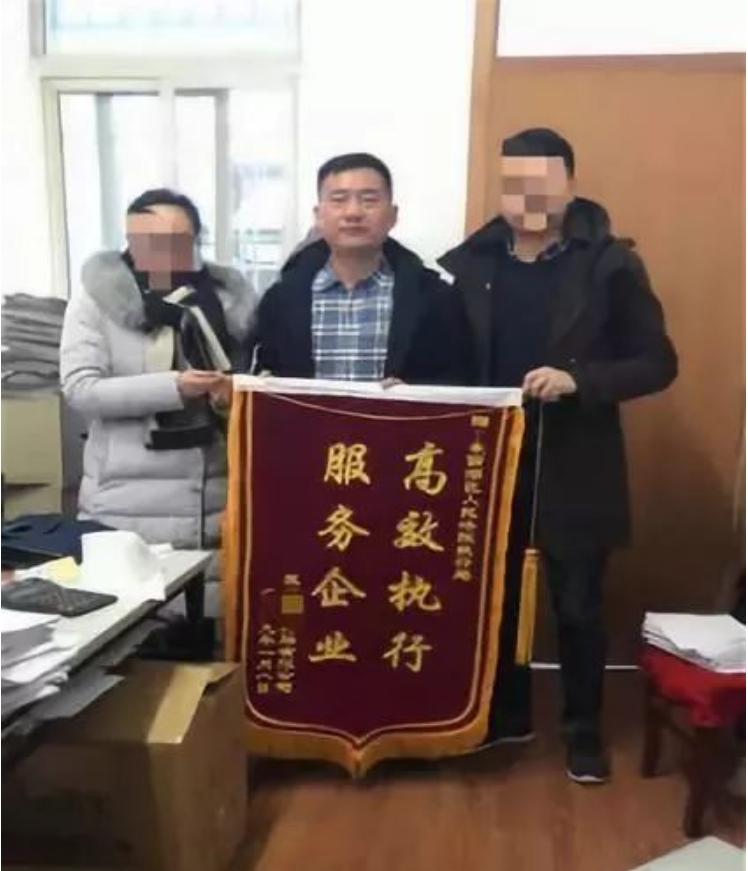 上述被執(zhí)行人拖欠貨款的理由大多是：輪胎不好賣，貨物大量積壓，沒有資金還款
