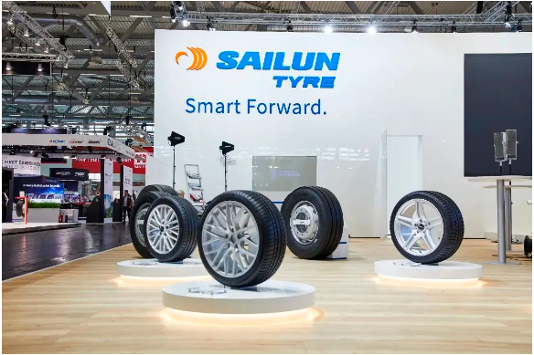 2022年5月的歐洲科隆展上，國際權威第三方檢測機構TüV SüD發(fā)布了多款液體黃金輪胎專業(yè)測試數(shù)據(jù)，其綜合性能表現(xiàn)達世界領先水平;2022年10月，賽輪液體黃金輪胎廣告片登錄央視綜合、中文國際、新聞頻道黃金時段，依托央視窗口，賽輪品牌知名度進一步提升;2022年11月，液體黃金輪胎亮相美國拉斯維加斯，強力助推了賽輪在全球市場的影響力。