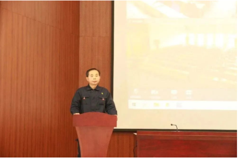 最后，副董事長單曰新做述職報告。他強調(diào)指出，新的一年，我們要解放思想，創(chuàng)新求變。嚴(yán)抓安全生產(chǎn)管理，持續(xù)提升環(huán)保工作，穩(wěn)中求進(jìn)做好質(zhì)量，千方百計降本增效，加快推進(jìn)項目建設(shè)，抓好技術(shù)創(chuàng)新、基礎(chǔ)管理，全力以赴促進(jìn)生產(chǎn)安全高效運行。