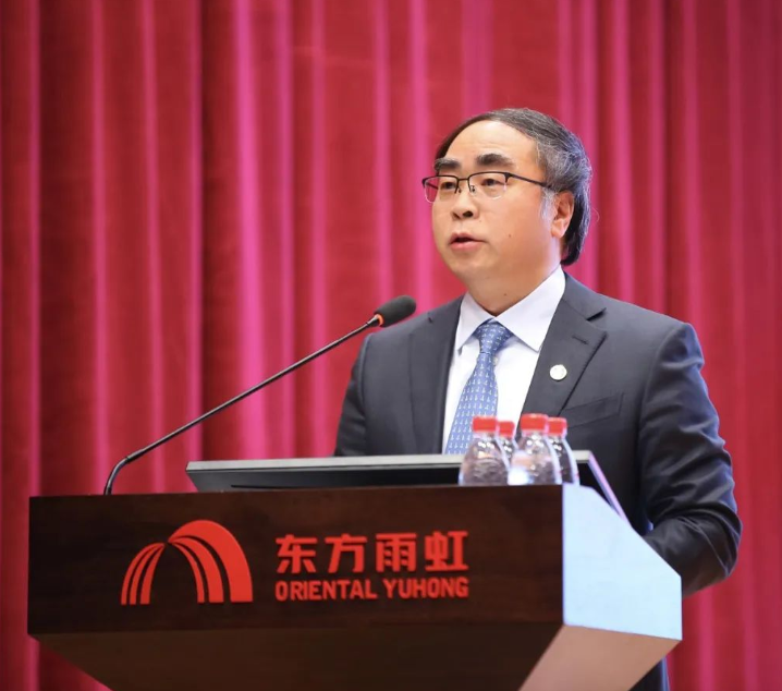 東方雨虹控股副董事長兼總裁許利民先生作“東方雨虹2022年經(jīng)營情況及2023年經(jīng)營工作重點(diǎn)”報(bào)告。他表示，2023年東方雨虹將繼續(xù)圍繞“聚焦優(yōu)勢 精準(zhǔn)發(fā)力 速度與質(zhì)量雙提升”的經(jīng)營戰(zhàn)略，堅(jiān)持以合伙人為基石、以客戶為中心、以結(jié)果為導(dǎo)向，夯基礎(chǔ)、善創(chuàng)新、強(qiáng)執(zhí)行、提效能，持續(xù)提升各項(xiàng)工作管理水平，全面開拓東方雨虹新的發(fā)展局面。