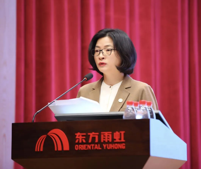 　東方雨虹控股人力資源總監(jiān)兼戰(zhàn)略管理總監(jiān)齊芬女士作“精英治雨虹 全面提人效”主題報(bào)告。她表示，2023年，東方雨虹將繼續(xù)秉持“以人為本、以專業(yè)為本、以團(tuán)隊(duì)為本 、以執(zhí)行力為本”的人力資源戰(zhàn)略指導(dǎo)方針，持續(xù)升級(jí)創(chuàng)新，多措并舉強(qiáng)化人才隊(duì)伍建設(shè)，打造堅(jiān)強(qiáng)有力的組織體系，以決勝姿態(tài)、務(wù)實(shí)作風(fēng)，全力以赴向各項(xiàng)既定目標(biāo)全速前進(jìn)。