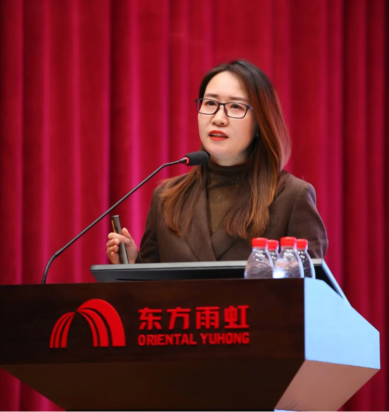 　東方雨虹控股副總裁兼東方雨虹控股市場總監(jiān)兼工建集團(tuán)市場總監(jiān)徐萌女士作“真國標(biāo)、真授信、真服務(wù)——合伙人發(fā)財(cái)發(fā)展”主題報(bào)告。她表示，能力建設(shè)鍛鐵軍。2023年，東方雨虹將在“全面發(fā)展，升級(jí)發(fā)展，有序發(fā)展，高速發(fā)展”的理念引領(lǐng)下，以“平臺(tái)+創(chuàng)客”經(jīng)營管理模式為抓手，全面強(qiáng)化支撐保障、協(xié)同聯(lián)動(dòng)、服務(wù)供給等綜合能力。