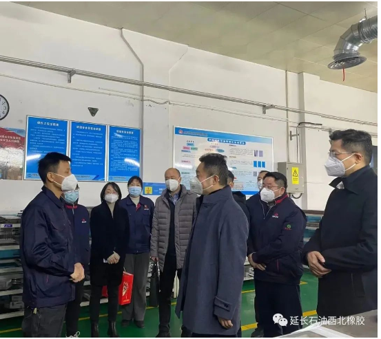 1月12日下午，陜西省國資委副主任崔詩越在延長石油集團(tuán)黨委副書記陳琦的陪同下，走訪慰問了西橡公司生活困難黨員，為他們送去了慰問金和新春祝福及問候，傳遞了黨組織的關(guān)懷和溫暖。西橡公司黨委副書記、總經(jīng)理張航偉及副總經(jīng)理賀莉莉、寧博陪同。