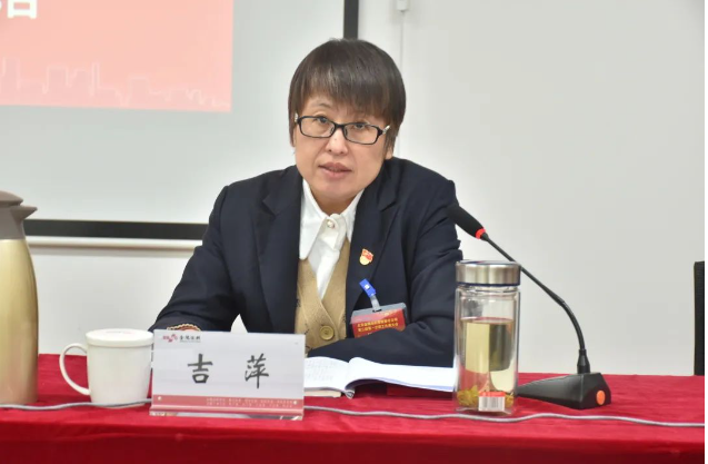 　公司黨委副書記、經(jīng)理吉萍作了題為《改革發(fā)展促創(chuàng)新 轉(zhuǎn)型升級強管理 奮力開創(chuàng)金隅涂料高質(zhì)量發(fā)展新局面》的行政工作報告。