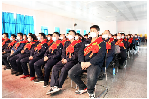 會(huì)議的最后，董事長(zhǎng)劉鵬達(dá)向大會(huì)作總結(jié)發(fā)言。劉董首先向?qū)居羞^幫助、做過貢獻(xiàn)、付出過努力和汗水的所有人表示感謝。他指出，任何時(shí)代艱苦奮斗、有責(zé)任、敢擔(dān)當(dāng)都是可貴品質(zhì)，大家在今后的工作中要戒驕戒躁、謙虛謹(jǐn)慎，助力公司邁上新臺(tái)階。同時(shí)劉董特別強(qiáng)調(diào)了個(gè)人的“價(jià)值體現(xiàn)”，他希望公司能成為員工實(shí)現(xiàn)個(gè)人價(jià)值的平臺(tái)，讓員工在工作中找到歸屬感、安全感、價(jià)值感。