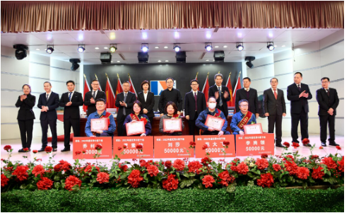 　接下來大會(huì)相繼審議通過了《龍星化工2023年經(jīng)濟(jì)責(zé)任制考核指標(biāo)》、《2023年度培訓(xùn)計(jì)劃》、《龍星化工創(chuàng)新創(chuàng)效項(xiàng)目管理辦法》，并舉行了2023年公司方針目標(biāo)發(fā)布及簽約儀式、先進(jìn)代表發(fā)言，并對(duì)2022年度表現(xiàn)突出的先進(jìn)集體和先進(jìn)個(gè)人進(jìn)行表彰。