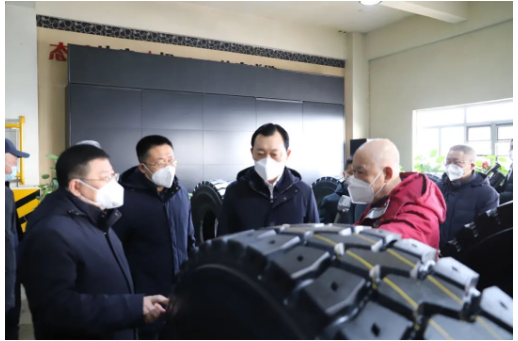 市長(zhǎng)到訪輪胎企業(yè)，現(xiàn)場(chǎng)發(fā)錢