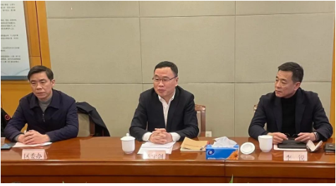 　陳宇劍書記歡迎朱戟執(zhí)行副總裁等一行到訪閔行區(qū)委、區(qū)政府，并感謝卡博特在閔行深耕多年，為當(dāng)?shù)氐陌l(fā)展作出了重要的貢獻(xiàn)?？ú┨厣虾９S也是中國(guó)改革開放后首家落戶上海吳涇的外資化工生產(chǎn)企業(yè)，成立于1988年，與華誼集團(tuán)共同投資3000萬美元建成，當(dāng)年被列為“上海市十大外商投資項(xiàng)目”，具有非常重要的歷史意義。閔行區(qū)致力于創(chuàng)造一流的營(yíng)商環(huán)境，并將堅(jiān)定不移地為卡博特這樣的優(yōu)秀企業(yè)做好服務(wù)，急企業(yè)之所急，支持企業(yè)持續(xù)實(shí)現(xiàn)高質(zhì)量的發(fā)展，并祝愿卡博特未來的發(fā)展越來越好，不斷勇創(chuàng)歷史新高。